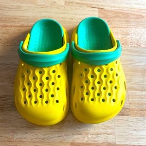 Sandals size 10 toddler. Yellow/green. Unisex.